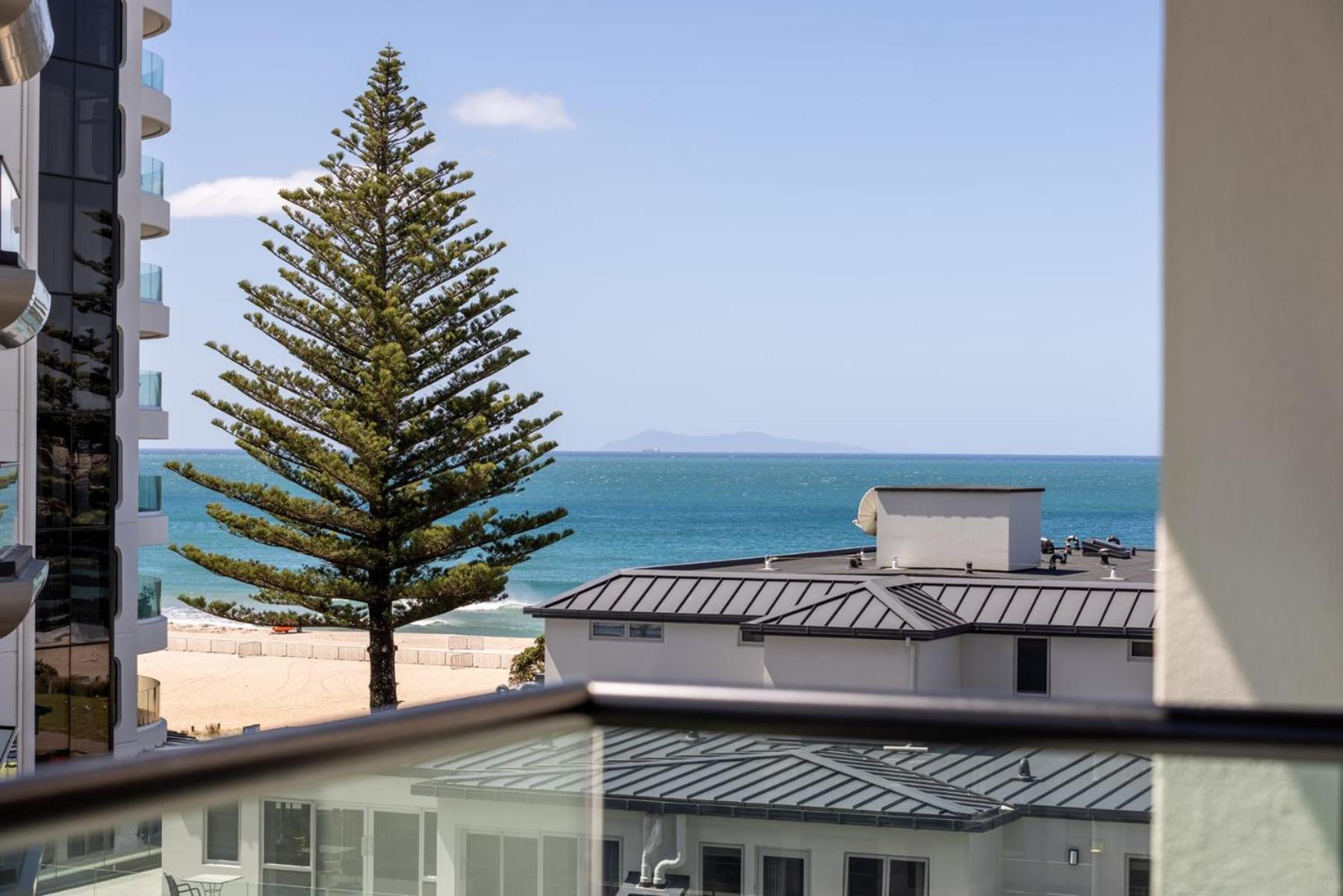 Luxury Ocean & Harbour Views - Heated Pool, Main Beach & Gym Mount Maunganui Esterno foto
