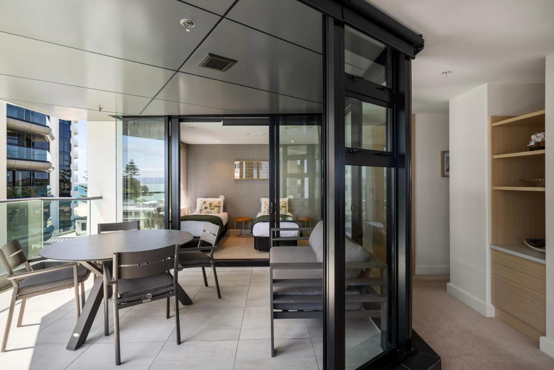 Luxury Ocean & Harbour Views - Heated Pool, Main Beach & Gym Mount Maunganui Esterno foto